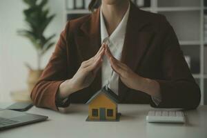 agent de courtage immobilier présentant et consultant le client pour la prise de décision signant un accord de formulaire d'assurance, modèle d'achat et de vente de maison, concernant l'offre de prêt hypothécaire et l'assurance habitation photo