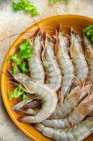 crevettes brut Fruit de mer crevette en bonne santé repas nourriture casse-croûte sur le table copie espace nourriture Contexte rustique Haut vue photo