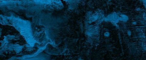 fond bleu foncé multicouche artistique peint à la main. nébuleuse bleu foncé scintille univers étoile violet dans l'espace extra-atmosphérique galaxie horizontale sur l'espace. aquarelle bleu marine et texture de papier. laver aqua photo