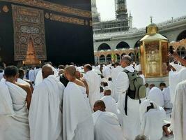 Mecque, saoudien Saoudite, avril 2023 - pèlerins de tout plus de le monde sont présent dans le Cour de masjid al-haram pour tawaf. photo