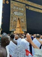 Mecque, saoudien Saoudite, avril 2023 - pèlerins de tout plus de le monde sont présent dans le Cour de masjid al-haram pour tawaf. photo