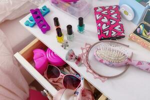 désordre dans le peu les filles chambre. la table de nuit avec rose accessoires fermer photo