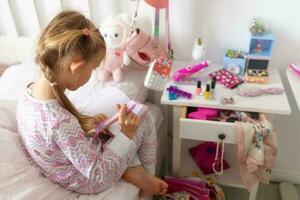 une peu fille écrit dans sa journal intime dans sa chambre. désordre autour photo