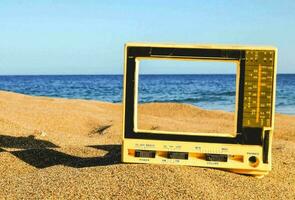 la télé sur le le sable photo