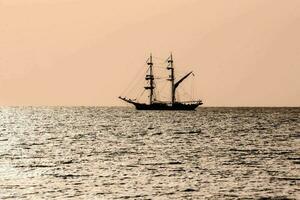 une navire sur le mer photo
