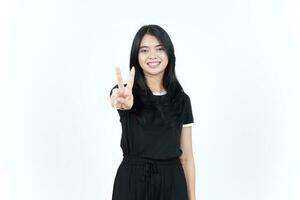 montrant le signe de la paix ou le signe v du doigt d'une belle femme asiatique isolée sur fond blanc photo