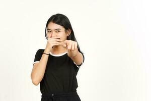 pointant vers vous et riant d'une belle femme asiatique isolée sur fond blanc photo