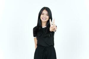 montrant le signe de la paix ou le signe v du doigt d'une belle femme asiatique isolée sur fond blanc photo