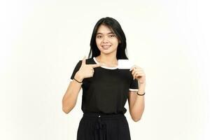 tenant une carte bancaire vierge ou une carte de crédit d'une belle femme asiatique isolée sur fond blanc photo