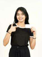 tenant une carte bancaire vierge ou une carte de crédit d'une belle femme asiatique isolée sur fond blanc photo