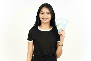 en portant 50000 Rupiah billet de banque de magnifique asiatique femme isolé sur blanc Contexte photo