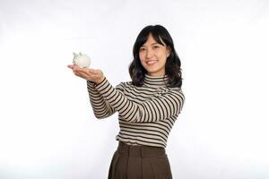 portrait de Jeune asiatique femme décontractée uniforme en portant blanc porcin banque isolé sur blanc arrière-plan, financier et banque économie argent concept photo