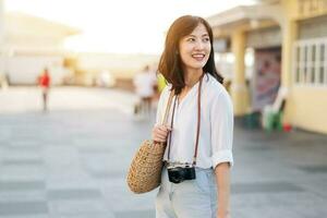 portrait magnifique asiatique femme voyageur avec caméra explorer rue sur été vacances dans Bangkok, Thaïlande photo