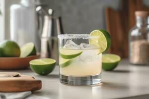 rafraîchissant classique Margarita cocktail avec citron vert et menthe sur blanc table dans blanc cuisine. fermer photo avec espace pour texte