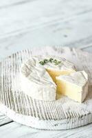 fromage camembert sur la planche de bois photo