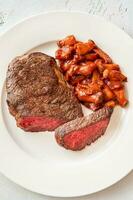 faux-filet de boeuf avec ragoût de champignons photo