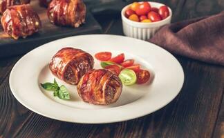 boulettes de viande enveloppées de bacon photo