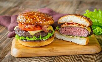 hamburgers sur la planche de bois photo