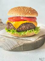 hamburger sur la planche de bois photo