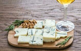 roquefort avec verre de blanc du vin sur le en bois planche photo