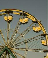 ferris roue contre bleu nuageux ciel sur ensoleillé temps photo