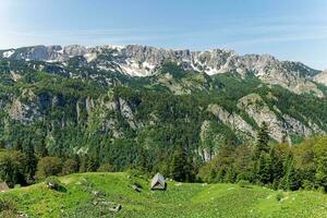 vue de différent Montagne pics dans le printemps encore avec neige. chalet avec une magnifique voir. incroyable scénique point de vue. randonnée mode de vie. aventureux vie. Voyage le monde. photo