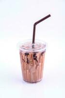 moka latte. boisson pour l'été avec fond de mur de briques. photo