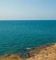 paysage été vue de face panorama tropical mer Roche bleu ciel blanc le sable Contexte calme la nature océan magnifique vague crash éclabousser l'eau Voyage Khao apprendre toi nationale parc est Thaïlande exotique photo