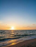 paysage point de vue verticale été mer vent vague cool vacances calme côtier le coucher du soleil ciel lumière Orange d'or soir journée Regardez calme la nature tropical magnifique mer l'eau Voyage bangsaen plage Thaïlande photo