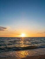 paysage point de vue verticale été mer vent vague cool vacances calme côtier le coucher du soleil ciel lumière Orange d'or soir journée Regardez calme la nature tropical magnifique mer l'eau Voyage bangsaen plage Thaïlande photo