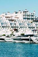 vue de luxueux yachts suivant à un non identifiable villa photo