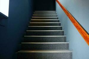 proche en haut escalier pas avec lumière faisceau de fenêtre sur mur surface. photo