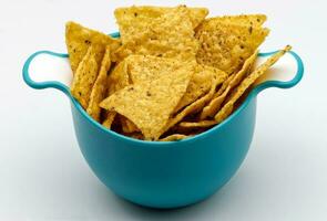 Nachos dans une Plastique bol. tortilla frites isolé sur blanc Contexte. photo