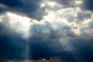 menaçant spectaculaire ciel avec foncé des nuages et des rayons de été Soleil photo