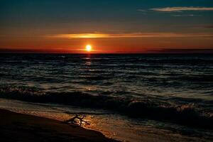 pittoresque calme le coucher du soleil avec coloré des nuages sur le rivages de le baltique mer dans Pologne photo