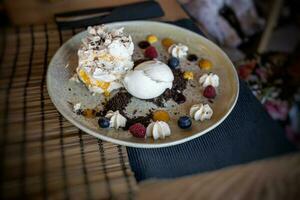 grand blanc sucré sans pour autant servi avec la glace crème et fouetté crème dans un élégant élaboration pour dessert photo