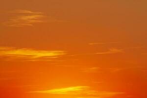 vue sur brillant Orange ciel avec Jaune des nuages à le coucher du soleil photo