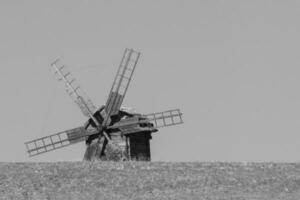 noir et blanc photo de Moulin à vent dans une champ