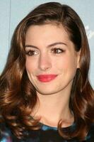 los angeles SEP 30 Anne hathaway arrive à variétés 2e annuel Puissance de femmes déjeuner à Beverly collines Hôtel sur septembre 30 2010 dans Beverly collines Californie photo