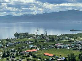 Lac Baïkal et le village de kultuk, Irkoutsk région, Russie photo