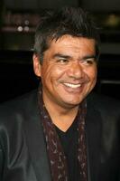 George lopez en arrivant à le tout à propos steve première à graumans chinois théâtre dans los angeles Californie sur août 26 20092009 photo