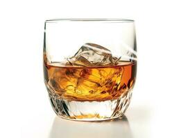 whisky avec la glace dans verre sur une blanc Contexte photo