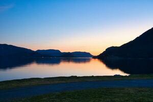 fjord avec vue de montagnes et fjord paysage dans Norvège. paysage coup photo