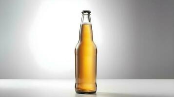 Bière bouteille verre longue cou avec mousseux mousseux Bière moquer en haut nettoyer studio coup isolé sur blanche. photo