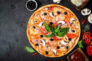 végétarien Pizza avec champignons et Olives sur noir Contexte photo
