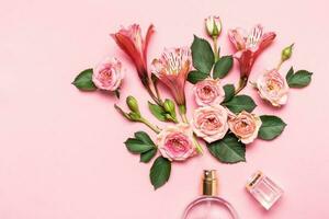 bouteille de parfum et fleur arrangement de boutons de rose sur rose Contexte photo