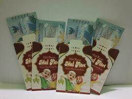 thr enveloppe contenant argent à être donné à les enfants ou famille ou rapports pendant eid al-fitr. photo
