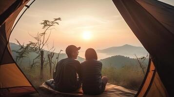 homme et abondant femme couple apprécier dans elles ou ils tente à elles ou ils camping point avec Matin à début avec lumière voir. Créatif Ressource, ai généré photo