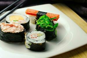 proche en haut de sashimi Sushi ensemble avec baguettes et soja photo