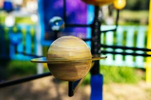 une maquette de le planète Saturne avec une système de anneaux autour il photo